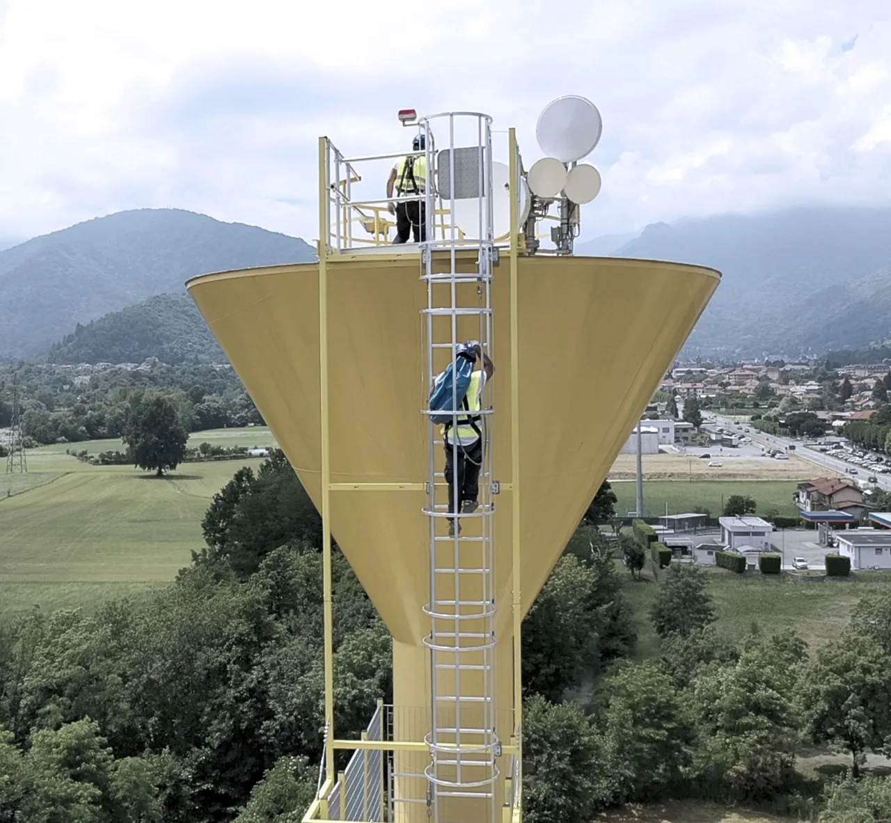 Scala con gabbia di sicurezza esempio 1