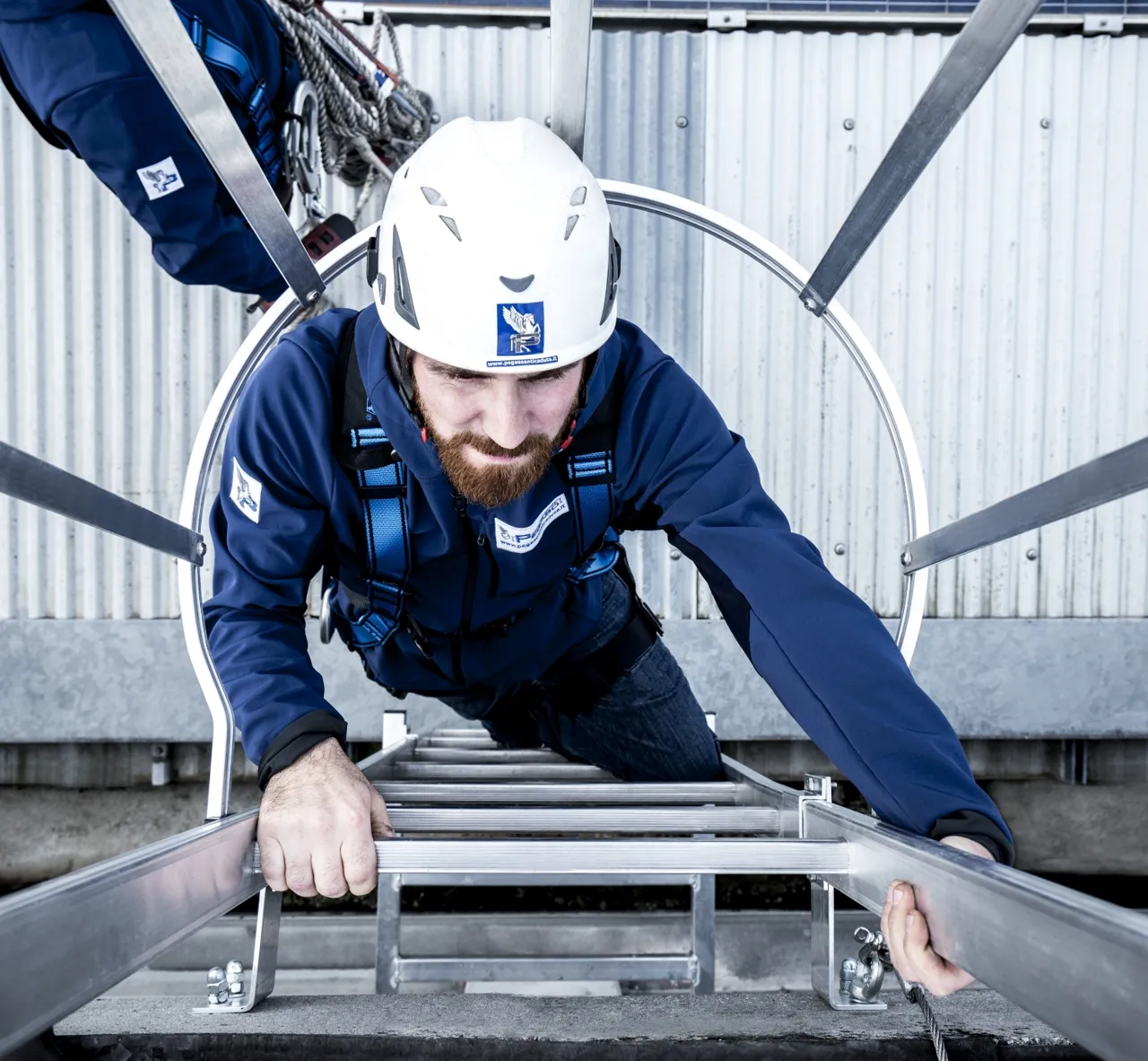 Scala con gabbia di sicurezza esempio 2