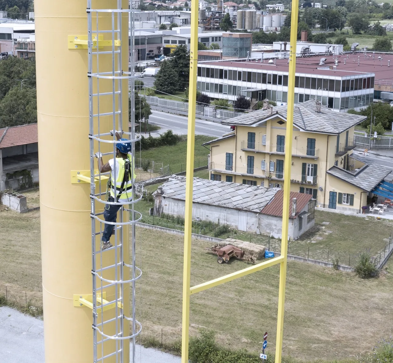 Scala con gabbia di sicurezza esempio 3