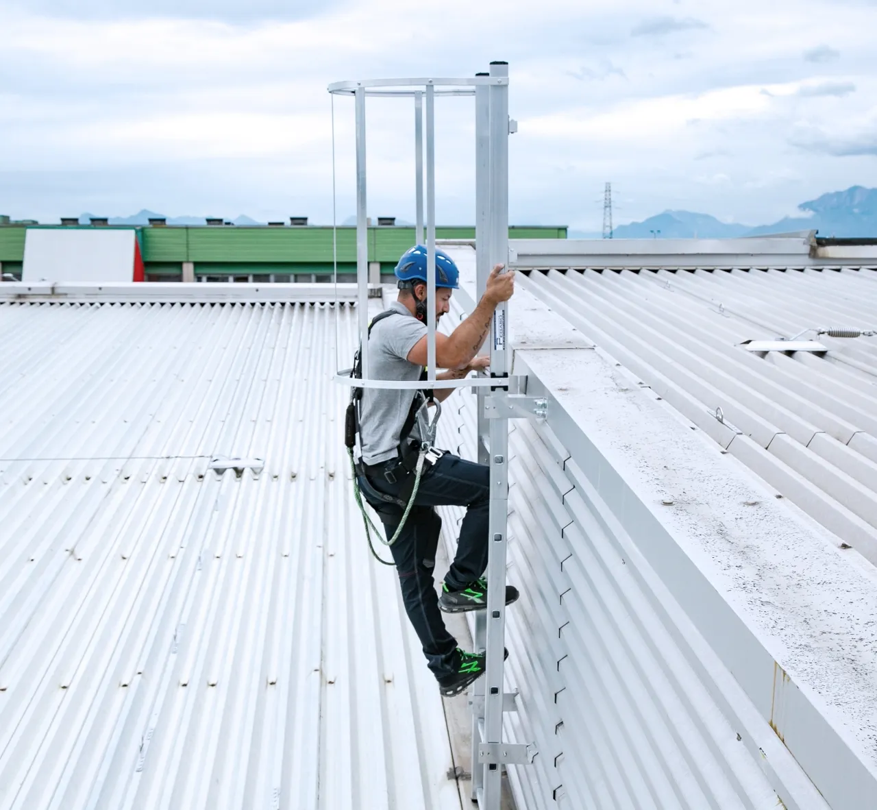 Scala con gabbia di sicurezza esempio 4